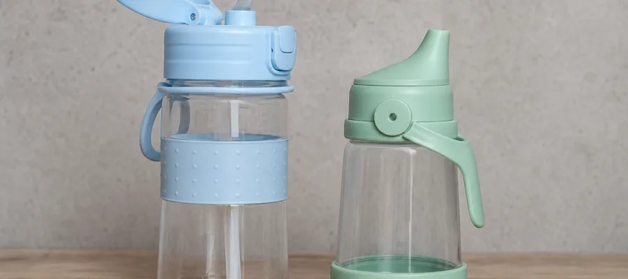 Kinder-Trinkflasche mit Strohhalm vs Trinkaufsatz: Welches Modell kaufen?