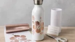 Trinkflasche mit Vinylfolie bekleben: Anleitung fuer individuelle Schriftzuege und Motive